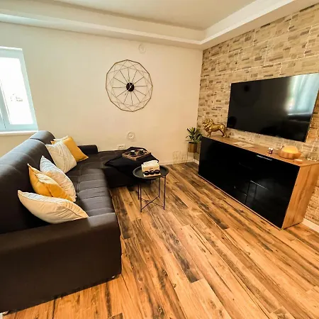 Golden Elio Apartment *