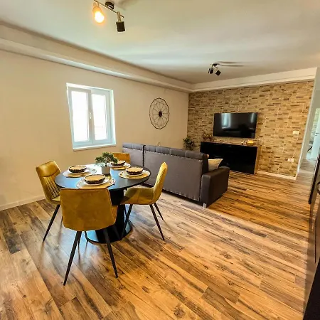 Golden Elio Apartment