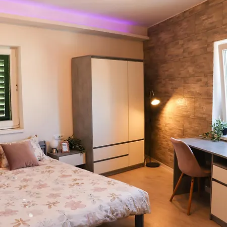 Golden Elio Apartment *